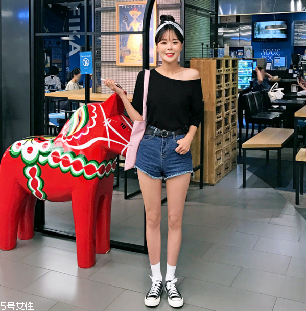 白色t恤搭配什么短褲 純白t恤怎么搭配 白色t恤搭配什么短褲 純白t恤怎么搭配