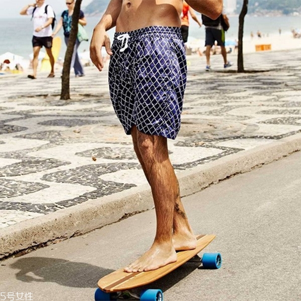 男生去海邊穿什么衣服好看 男生去海邊玩穿衣搭配 男生去海邊穿什么衣服好看 男生去海邊玩穿衣搭配