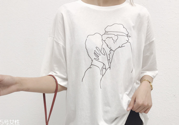 白色t恤搭配什么短褲 純白t恤怎么搭配 白色t恤搭配什么短褲 純白t恤怎么搭配