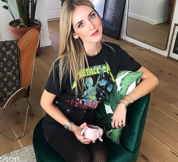 夏天白色t恤透怎么辦 白色t恤穿什么內(nèi)衣 夏天白色t恤透怎么辦 白色t恤穿什么內(nèi)衣