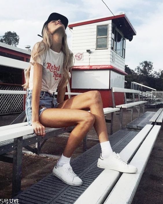 白色t恤搭配什么短褲 純白t恤怎么搭配 白色t恤搭配什么短褲 純白t恤怎么搭配