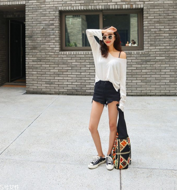 白色t恤搭配什么短褲 純白t恤怎么搭配 白色t恤搭配什么短褲 純白t恤怎么搭配