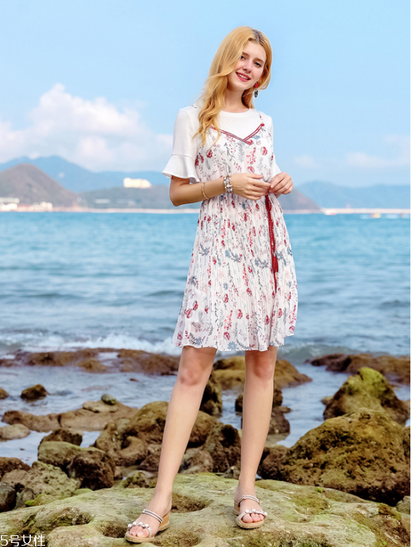 夏天白色t恤透怎么辦 白色t恤穿什么內(nèi)衣 夏天白色t恤透怎么辦 白色t恤穿什么內(nèi)衣