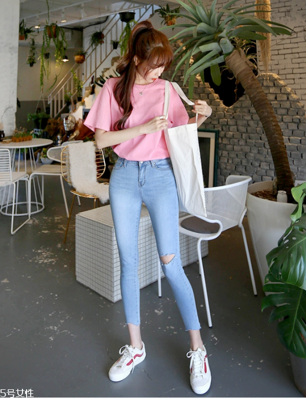 白色t恤搭配什么短褲 純白t恤怎么搭配 白色t恤搭配什么短褲 純白t恤怎么搭配