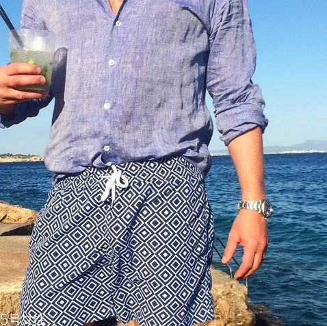 男生去海邊穿什么衣服好看 男生去海邊玩穿衣搭配 男生去海邊穿什么衣服好看 男生去海邊玩穿衣搭配