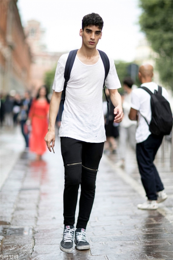 男生穿純色t恤好看嗎 男生純白t恤怎么搭配 男生穿純色t恤好看嗎 男生純白t恤怎么搭配