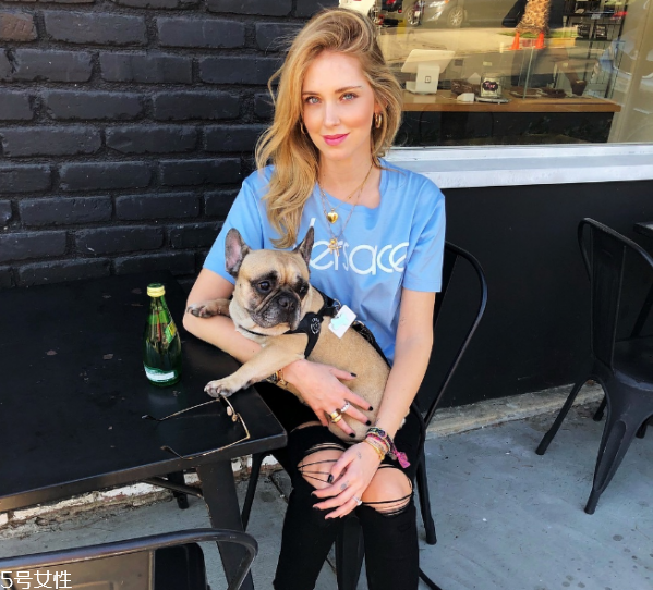 夏天白色t恤透怎么辦 白色t恤穿什么內(nèi)衣 夏天白色t恤透怎么辦 白色t恤穿什么內(nèi)衣