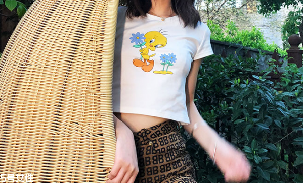 白色t恤搭配什么短褲 純白t恤怎么搭配 白色t恤搭配什么短褲 純白t恤怎么搭配