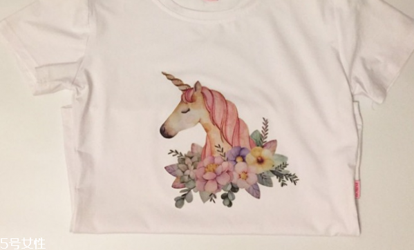 白色t恤搭配什么短褲 純白t恤怎么搭配 白色t恤搭配什么短褲 純白t恤怎么搭配