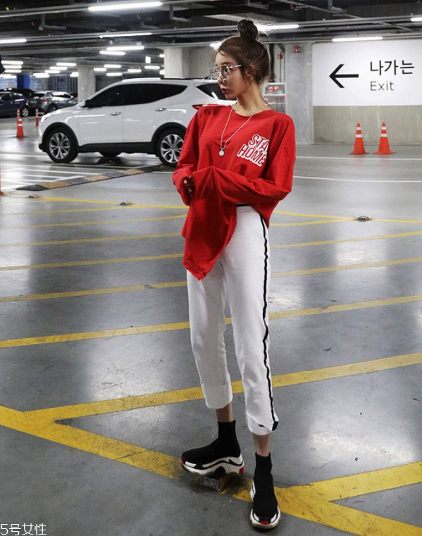 紅色t恤配什么褲子好看 紅色t恤怎么搭配最好看 紅色t恤配什么褲子好看 紅色t恤怎么搭配最好看