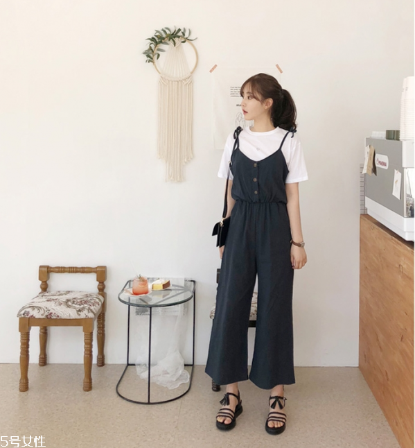 白色t恤搭配什么短褲 純白t恤怎么搭配 白色t恤搭配什么短褲 純白t恤怎么搭配