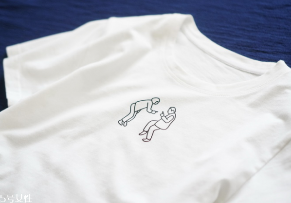 白色t恤搭配什么短褲 純白t恤怎么搭配 白色t恤搭配什么短褲 純白t恤怎么搭配