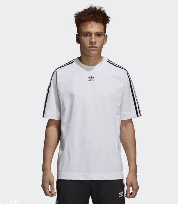 男生去海邊穿什么衣服好看 男生去海邊玩穿衣搭配 男生去海邊穿什么衣服好看 男生去海邊玩穿衣搭配