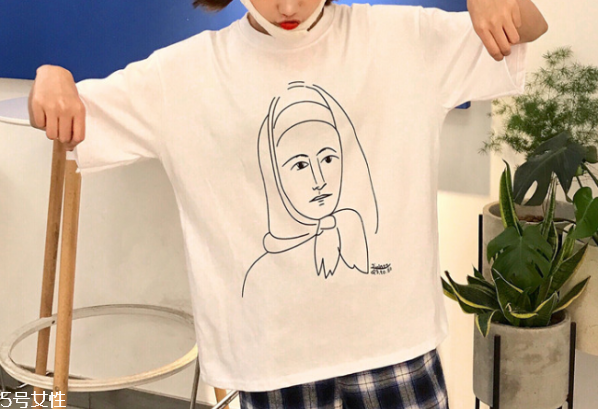 白色t恤搭配什么短褲 純白t恤怎么搭配 白色t恤搭配什么短褲 純白t恤怎么搭配