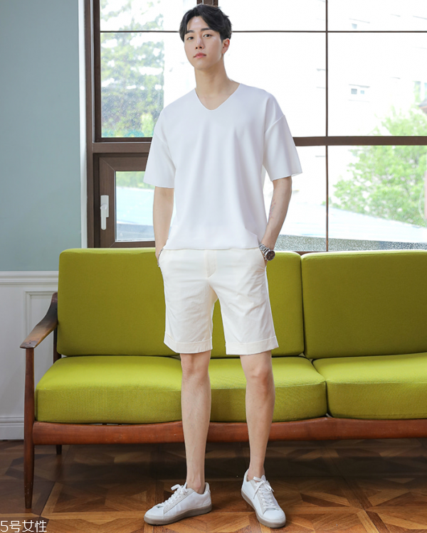 男生穿純色t恤好看嗎 男生純白t恤怎么搭配 男生穿純色t恤好看嗎 男生純白t恤怎么搭配