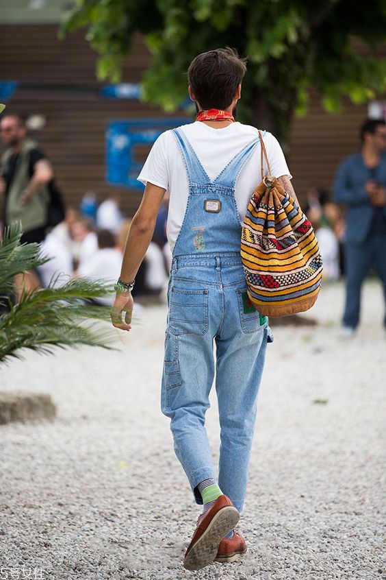 男生穿純色t恤好看嗎 男生純白t恤怎么搭配 男生穿純色t恤好看嗎 男生純白t恤怎么搭配