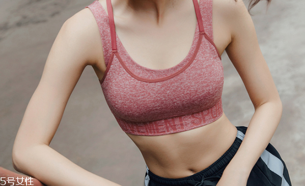 夏天白色t恤透怎么辦 白色t恤穿什么內(nèi)衣 夏天白色t恤透怎么辦 白色t恤穿什么內(nèi)衣