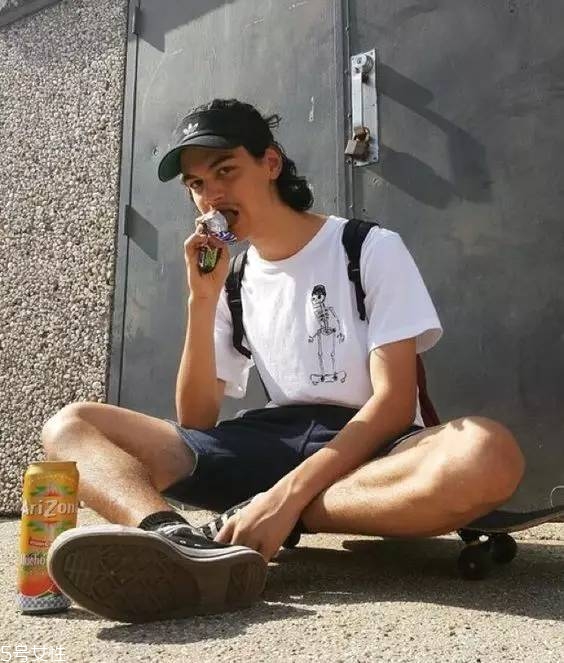 男生去海邊穿什么衣服好看 男生去海邊玩穿衣搭配 男生去海邊穿什么衣服好看 男生去海邊玩穿衣搭配