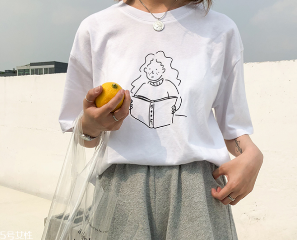 白色t恤搭配什么短褲 純白t恤怎么搭配 白色t恤搭配什么短褲 純白t恤怎么搭配