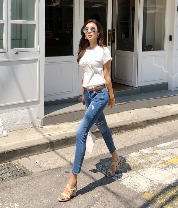 白色t恤搭配什么短褲 純白t恤怎么搭配 白色t恤搭配什么短褲 純白t恤怎么搭配