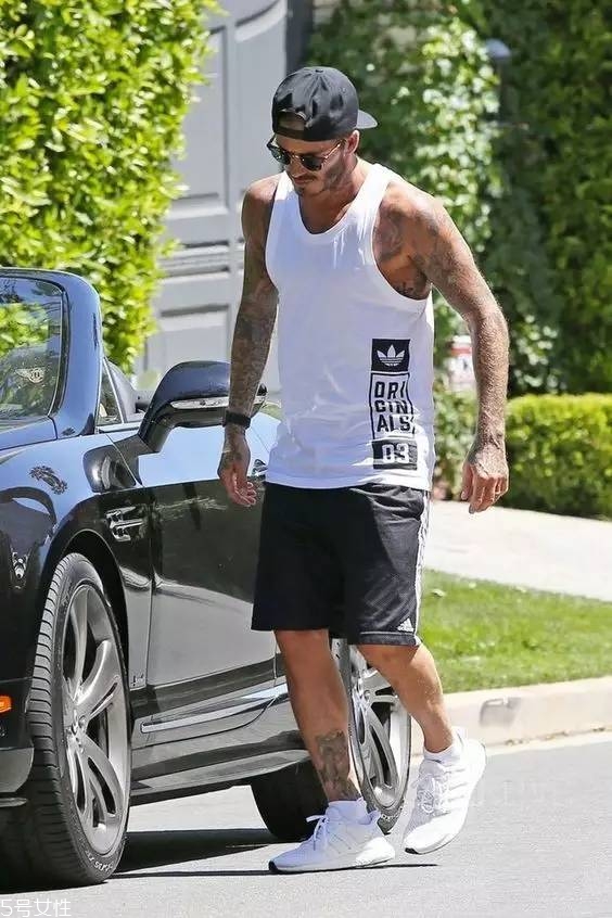 男生去海邊穿什么衣服好看 男生去海邊玩穿衣搭配 男生去海邊穿什么衣服好看 男生去海邊玩穿衣搭配