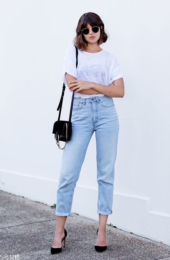 夏天白色t恤透怎么辦 白色t恤穿什么內(nèi)衣 夏天白色t恤透怎么辦 白色t恤穿什么內(nèi)衣