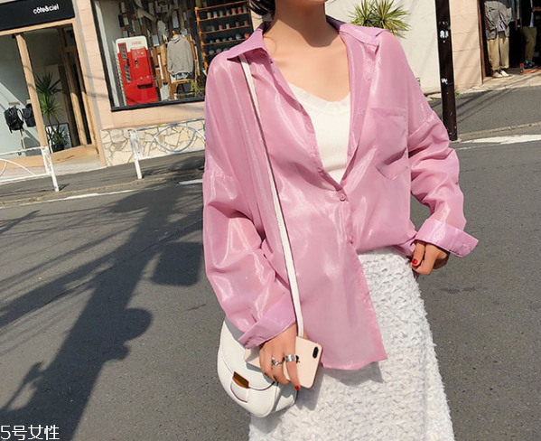 夏天白色t恤透怎么辦 白色t恤穿什么內(nèi)衣 夏天白色t恤透怎么辦 白色t恤穿什么內(nèi)衣