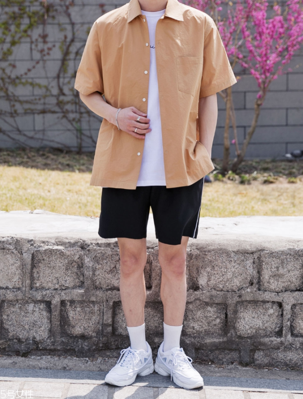 男生穿純色t恤好看嗎 男生純白t恤怎么搭配 男生穿純色t恤好看嗎 男生純白t恤怎么搭配