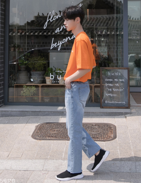 男生穿純色t恤好看嗎 男生純白t恤怎么搭配 男生穿純色t恤好看嗎 男生純白t恤怎么搭配