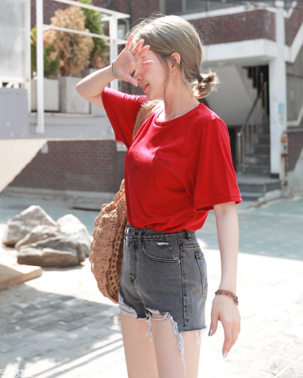 紅色t恤配什么褲子好看 紅色t恤怎么搭配最好看 紅色t恤配什么褲子好看 紅色t恤怎么搭配最好看