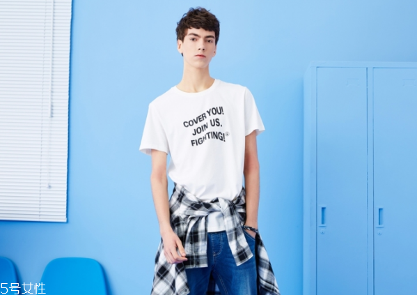 男生去海邊穿什么衣服好看 男生去海邊玩穿衣搭配 男生去海邊穿什么衣服好看 男生去海邊玩穿衣搭配