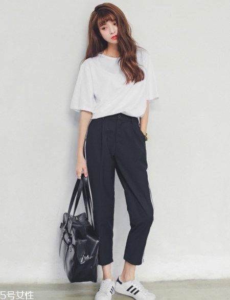 夏天白色t恤透怎么辦 白色t恤穿什么內(nèi)衣 夏天白色t恤透怎么辦 白色t恤穿什么內(nèi)衣