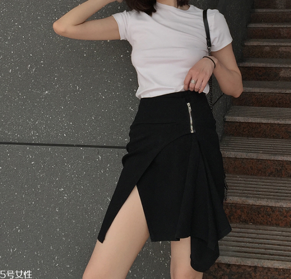 夏天白色t恤透怎么辦 白色t恤穿什么內(nèi)衣 夏天白色t恤透怎么辦 白色t恤穿什么內(nèi)衣