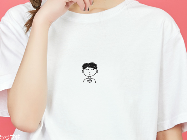 白色t恤搭配什么短褲 純白t恤怎么搭配 白色t恤搭配什么短褲 純白t恤怎么搭配