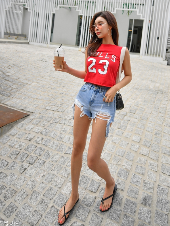 紅色t恤配什么褲子好看 紅色t恤怎么搭配最好看 紅色t恤配什么褲子好看 紅色t恤怎么搭配最好看