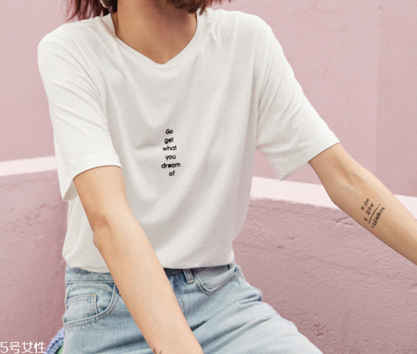 夏天白色t恤透怎么辦 白色t恤穿什么內(nèi)衣 夏天白色t恤透怎么辦 白色t恤穿什么內(nèi)衣