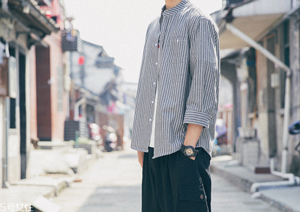 夏天白色t恤透怎么辦 白色t恤穿什么內(nèi)衣 夏天白色t恤透怎么辦 白色t恤穿什么內(nèi)衣