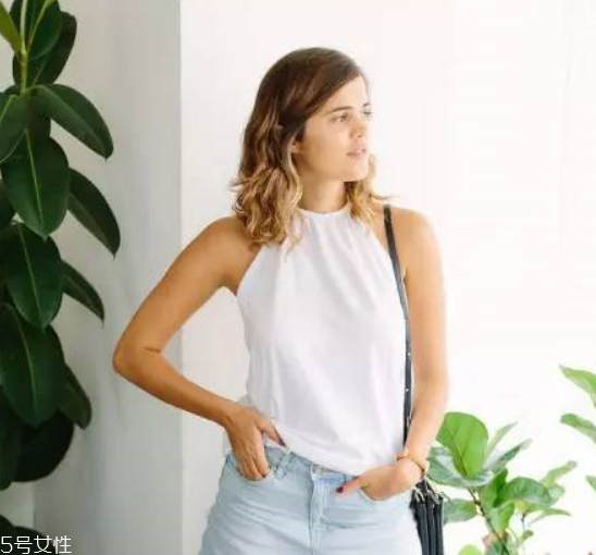 男生去海邊穿什么衣服好看 男生去海邊玩穿衣搭配 男生去海邊穿什么衣服好看 男生去海邊玩穿衣搭配