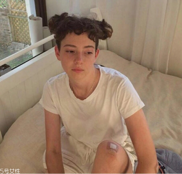 t恤領(lǐng)口變大了怎么辦 t恤變形了怎么辦 t恤領(lǐng)口變大了怎么辦 t恤變形了怎么辦