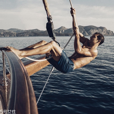 男生去海邊穿什么衣服好看 男生去海邊玩穿衣搭配 男生去海邊穿什么衣服好看 男生去海邊玩穿衣搭配