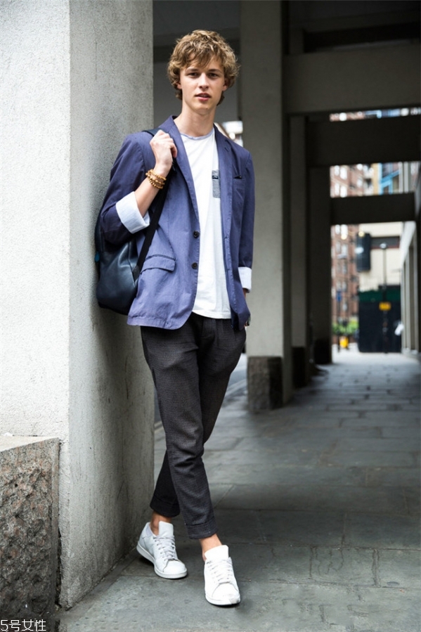 男生穿純色t恤好看嗎 男生純白t恤怎么搭配 男生穿純色t恤好看嗎 男生純白t恤怎么搭配