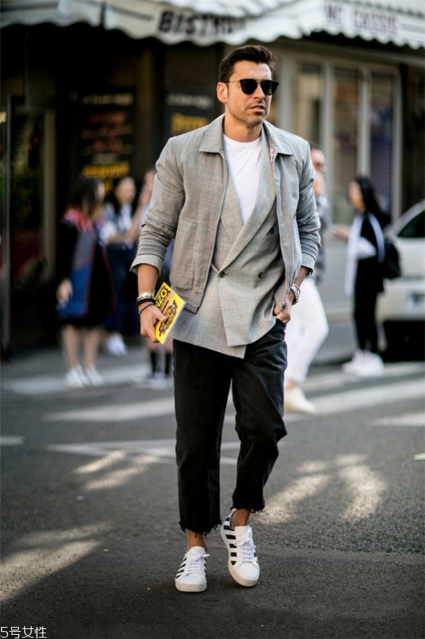 男生穿純色t恤好看嗎 男生純白t恤怎么搭配 男生穿純色t恤好看嗎 男生純白t恤怎么搭配