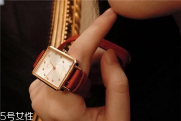 手表調(diào)時間的旋鈕叫什么？手表旁邊的旋鈕叫什么？