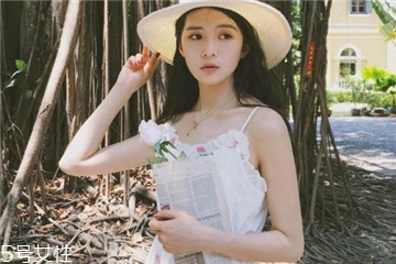吊帶連衣裙怎么穿好看？夏季吊帶連衣裙搭配圖片