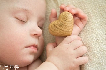 睡覺皺紋是怎么回事 睡覺壓出皺紋怎么辦 睡覺皺紋是怎么回事 睡覺壓出皺紋怎么辦