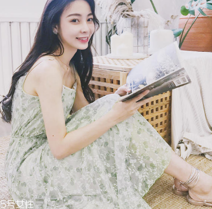 吊帶連衣裙怎么穿好看？夏季吊帶連衣裙搭配圖片