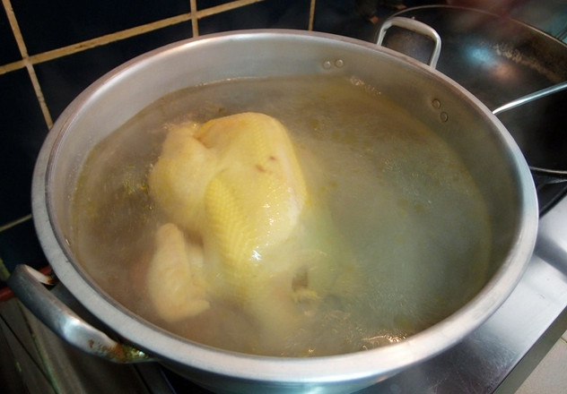 怎樣煮白斬雞好吃 白斬雞煮多長時(shí)間 怎樣煮白斬雞好吃 白斬雞煮多長時(shí)間