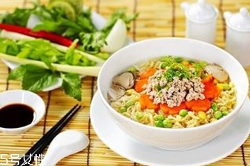 方便面加牛奶好吃嗎？牛奶方便面是黑暗料理嗎？