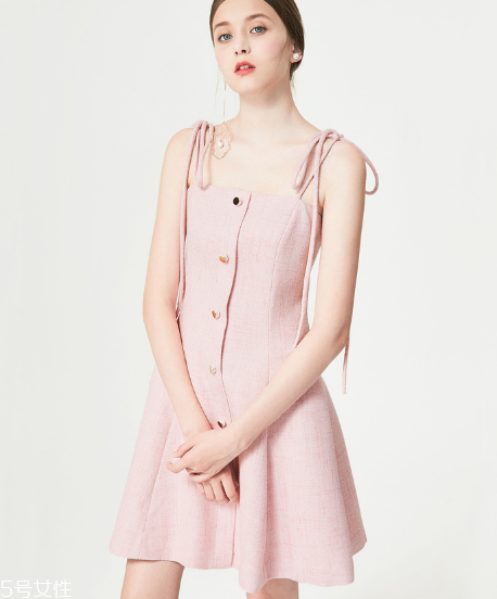 粉色裙子怎么搭配？粉色裙子搭配圖片