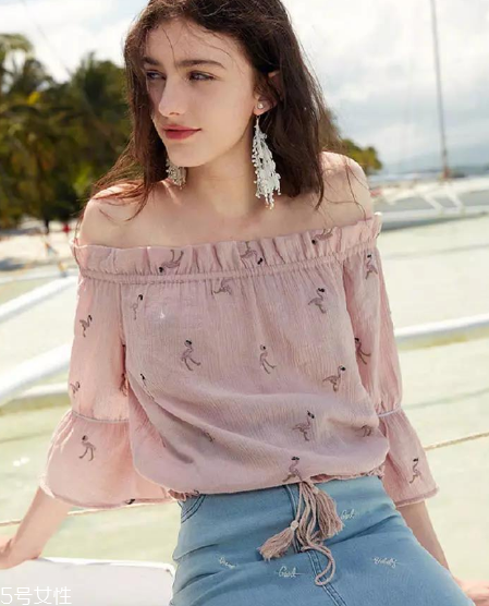 今年夏天流行什么樣的一字肩上衣？一字肩上衣穿搭圖片